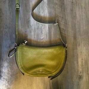 MICHAEL KORS "Camden" Pebble Leather SM MESSENGER